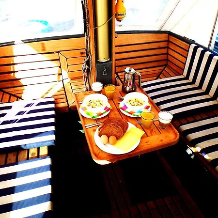 Bateau-hôtel Private Ship Center *