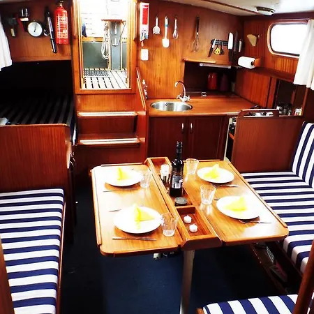 Private Ship Center Πλωτό κατάλυμα *